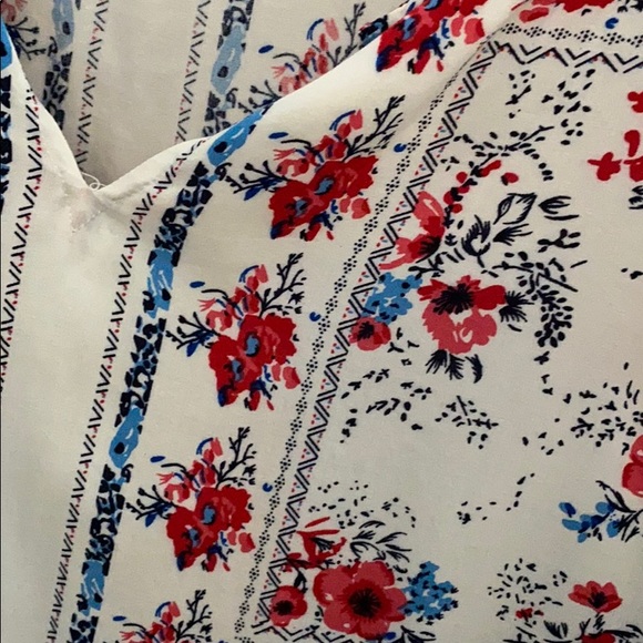 Cute blouse!! - Picture 2 of 2